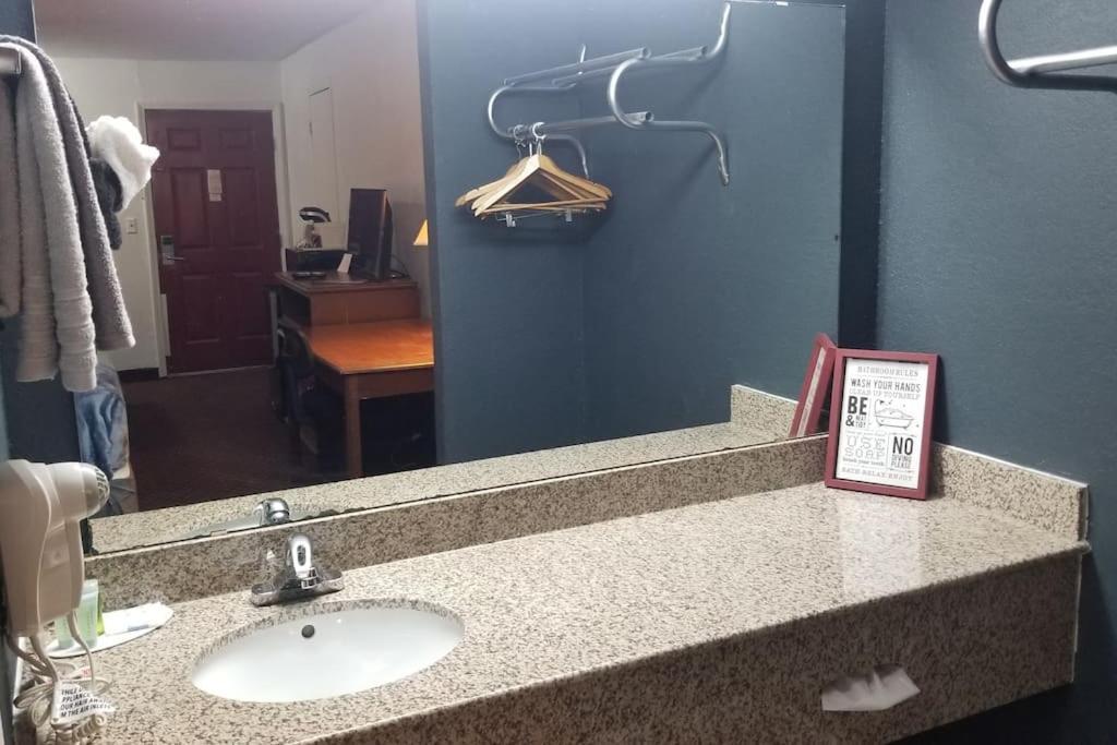 Hotel 2 Queen Beds Hotel Room 226 Booking Стилуотър Екстериор снимка