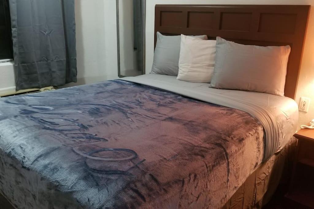 Hotel 2 Queen Beds Hotel Room 226 Booking Стилуотър Екстериор снимка
