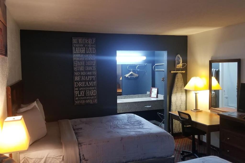 Hotel 2 Queen Beds Hotel Room 226 Booking Стилуотър Екстериор снимка